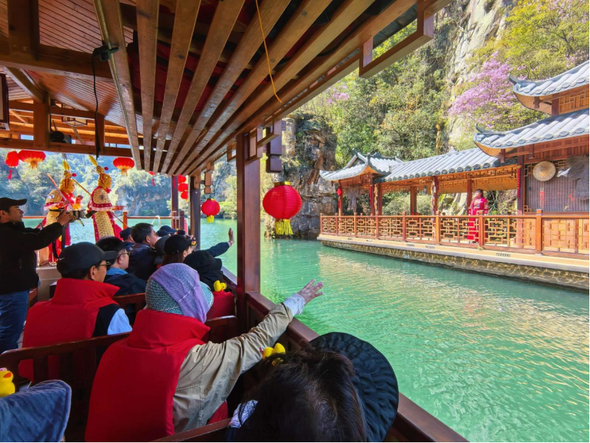 清明踏春宝峰湖：杜鹃漫山开，民歌绕湖来，猴王闹春趣