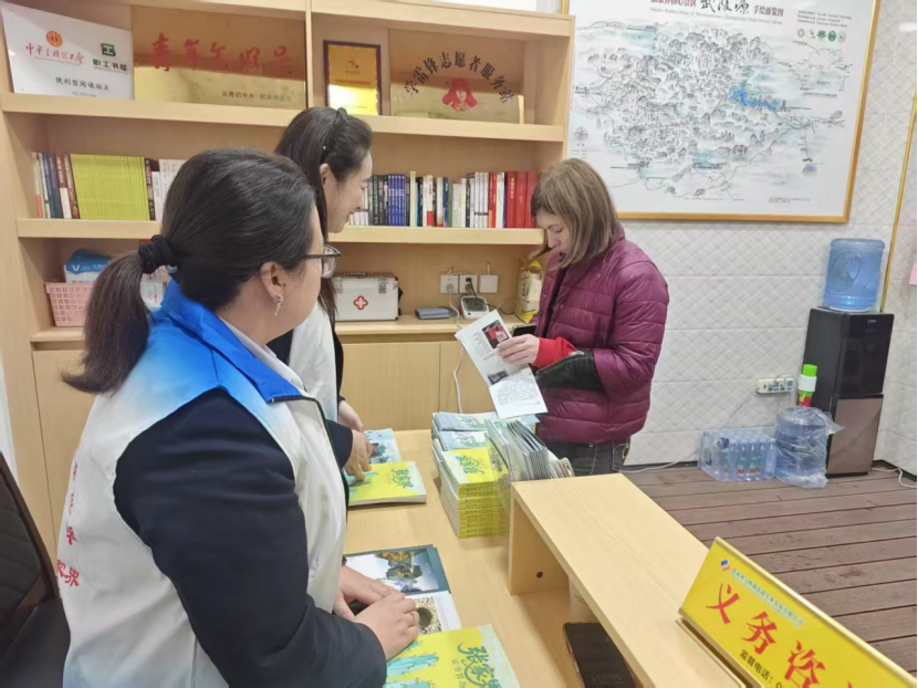 宝峰湖：山水如画风光美 贴心服务暖人心