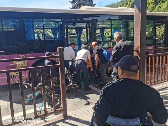 张家界环保客运：暖心服务，温情护航特殊游客畅游景区