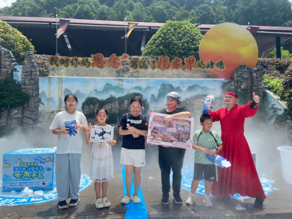 杨家界索道“冰与水・清凉砸冰寻宝”活动火热进行中